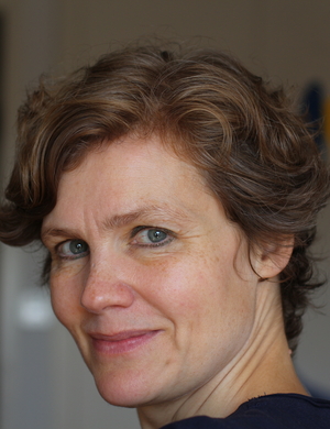 A headshot of Constanze Güthenke.