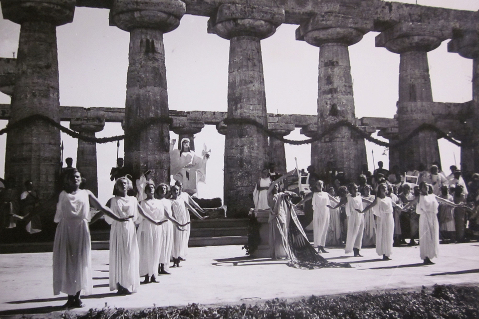 Black and white photograph of robed performers at the ancient temple of Paestum, 1936